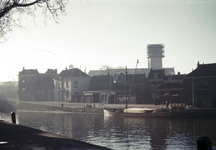 21957 Gezicht op de Stadsbuitengracht en de Nieuwekade te Utrecht met op de achtergrond de toren van de Jacobikerk ...